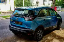 Rückansicht: Opel Crossland X Arktisblau (auch True blue genannt). Foto: 07.2021.
