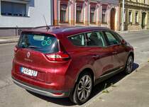 Rückansicht: Renault Grand Scenic (dritte Generation) in Rouge Carmin oder Carmine Red (Karminrot). Foto: 07.2021.