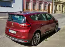 Rückansicht: Renault Grand Scenic (dritte Generation) in Rouge Carmin oder Carmine Red (Karminrot). Foto: 07.2021.