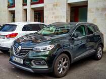 Diesen Renault Kadjar in Vert Oural (oder auich Iconic Oural Green heißt die Farbe) habe ich in Juli, 2021 fotografiert.

