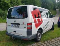 =VW T5 TDI vom HAMBURGER BAHNBAU, gesehen an der Bahnstrecke Salzburg - München im Juli 2022