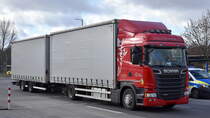 Die polnische Spedition P.U.H. SEMI-TRANS MARIUSZ KOŚLAK mit einem Hängerzug mit Pritschenaufbau + Plane mit SCANIA G 360 LKW am 02.02.23 Berlin Marzahn.