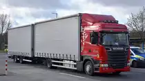 Die polnische Spedition P.U.H. SEMI-TRANS MARIUSZ KOŚLAK mit einem Hängerzug mit Pritschenaufbau + Plane mit SCANIA G 360 LKW am 02.02.23 Berlin Marzahn.