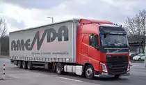 Sattelzug mit Trailer der Spedition Alfred Amenda & Sohn Transport GmbH  mit polnischer VOLVO FH 460 EURO6 Zugmaschine am 02.02.23 Berlin Marzahn.