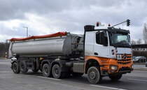 Sattelkipper aus Berlin mit MB AROCS 3351 Zugmaschine am 02.02.23 Berlin Marzahn.