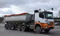 Sattelkipper aus Berlin mit MB AROCS 3351 Zugmaschine am 02.02.23 Berlin Marzahn.