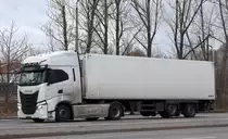 Spedition Marko Gäbler Transporte aus Ahrensfelde mit einem Sattelzug mit Kühlthermo-Trailer mit IVECO S-Way 480 Zugmaschine am 02.02.23 Berlin Marzahn.