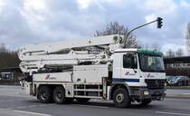 CEMEX Deutschland AG mit einem MB ACTROS mit Betonpumpe Typ? am 02.02.23 Berlin Marzahn.