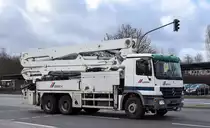 CEMEX Deutschland AG mit einem MB ACTROS mit Betonpumpe Typ? am 02.02.23 Berlin Marzahn.