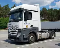 =MB Actros-Sattelzugmaschine der HEGELMANN-Group steht im Juli 2022 an der A 9