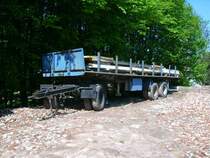 Dieser alte Rungenauflieger mit Sattelkupplungsachse stand auf dem Gel�nde der Containerdienstfirma in Werdau
