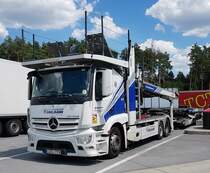 =MB Actros als Autotransporter der HEGELMANN Group rastet im Juli 2022 an der A 9