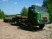 L60 Allradsattelzugmaschine in Armeeausf�hrung mit Tiefladerauflieger in Werdau.