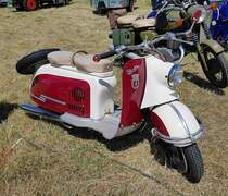 =IWL SR 59 Berlin, ausgestellt beim Oldtimertreffen in Wisselsrod, 06-2022. Der Roller wurde im VEB Industriewerk Ludwigsfelde von 1959 - 1963 produziert und war mit rund 114000 Exemplaren der meistgebaute Motorroller der DDR.