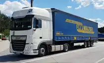 =DAF XF-Sattelzug mit einem Auflieger von LKW-WALTER rastet im Juli 2022 an der A 9