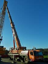 Grove Autokran ist behilflich beim Abbau des Liebherr Schwerlastbaukran an der Brückenbaustelle in Colmar Berg. 06.02.2023