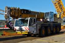 Terex Autokran steht zum Abbau des Liebherr Schwerlastbaukran an der Brückenbaustelle in Colmar Berg bereit. 06.02.2023