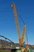 Liebherr Schwerlastbaukran an der Brückenbaustelle in Colmar Berg, nachdem am Wochenende (04.02 – 05.02.23) die Brücke über die Bahnlinie gehoben wurde, wird jetzt mit dem Abbau des Schwerlastkranes begonnen, zum Abtransport auf die nächste Baustelle. 06.02.2023