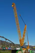 Liebherr Schwerlastbaukran an der Brückenbaustelle in Colmar Berg, nachdem am Wochenende (04.02 – 05.02.23) die Brücke über die Bahnlinie gehoben wurde, wird jetzt mit dem Abbau des Schwerlastkranes begonnen, zum Abtransport auf die nächste Baustelle. 06.02.2023