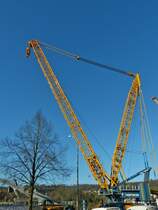 Liebherr Schwerlastbaukran an der Brückenbaustelle in Colmar Berg, nachdem am Wochenende (04.02 – 05.02.23) die Brücke über die Bahnlinie gehoben wurde, wird jetzt mit dem Abbau des Schwerlastkranes begonnen, zum Abtransport auf die nächste Baustelle. 06.02.2023