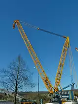 Liebherr Schwerlastbaukran an der Brückenbaustelle in Colmar Berg, nachdem am Wochenende (04.02 – 05.02.23) die Brücke über die Bahnlinie gehoben wurde, wird jetzt mit dem Abbau des Schwerlastkranes begonnen, zum Abtransport auf die nächste Baustelle. 06.02.2023