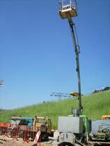 Der Multicar UM 12 mit ausgefahrenen Hubmast auf der fl�che unterhalb des Oldtimertreffens in Werdau