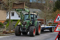 Fendt Traktor fährt mir in einem Straßen Baustellenbereich vor die Linse. 02.2023