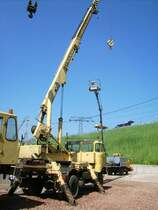 IFA W50 ADK 70 in Arbeitsstellung auf dem Gel�nde der Fa. Teichmann unterhalb der Ausstellungsfl�che in Werdau auf dem das diesj�hrige Oldtimertreffen stattfand