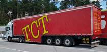 =Iveco-Sattelzug mit einem Auflieger von TCT steht im Juli 2022 auf einem Rastplatz an der A 9