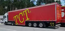 =Iveco-Sattelzug mit einem Auflieger von TCT steht im Juli 2022 auf einem Rastplatz an der A 9