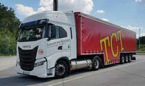 =Iveco-Sattelzug mit einem Auflieger von TCT steht im Juli 2022 auf einem Rastplatz an der A 9