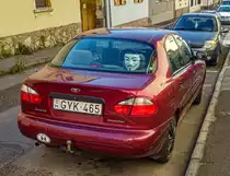 Rückansicht: Daewoo Lanos Sedan in Signal Red (Signalrot). Foto: August, 2021.