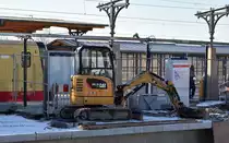 Ein CAT 302.7D CR Minibagger (Mietbaumaschine) im Einsatz beim Umbau S-Bahnhof Berlin Schöneweide, 07.02.23