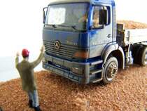 MB Atego Baukipper von Herpa. 
Das Modell wurde von mir  verschmutzt ,  beladen  und mit einer Fahrerfigur versehen.
Aufgenommen am 11.5.2005.
