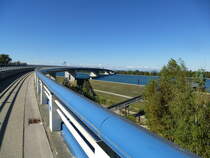 der Rad-und Fußweg getrennt von der Straße überquert auf der Pflimlin-Brücke den Rhein südlich von Kehl, Okt.2016