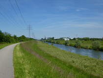 Radweg entlang der Kinzig, im Hintergrund die Gebäude von Offenburg, Juni 2013