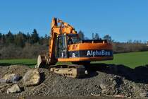 Caterpillar 320C Raupenbagger, wartet auf einen LKW zum beladen. 02.2023