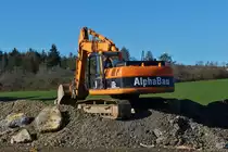 Caterpillar 320C Raupenbagger, wartet auf einen LKW zum beladen. 02.2023