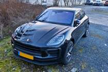 Porsche Macan, stand auf einem Parkplatz abgestellt. 02.2023
