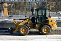 Ein CAT 908M Radlader der Fa. TBR/Teltower Baustoffrecycling GmbH im Einsatz beim Umbau S-Bahnhof Berlin Schöneweide, 08.02.23