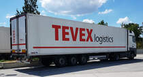 =MB Actros-Sattelzug von TEVEX-Logistics rastet an der A 9, 07-2022
