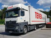 =MB Actros-Sattelzug von TEVEX-Logistics rastet an der A 9, 07-2022