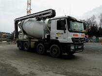 ACTROS-4141 kann die graue Baumasse auch mittels Förderband zur Abgabestelle befördern; 140117