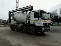 ACTROS-4141 kann die graue Baumasse auch mittels Förderband zur Abgabestelle befördern; 140117