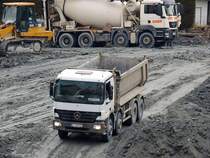 ACTROS-4141 schiebt sich rückwärts in eine Baugrube; 140117