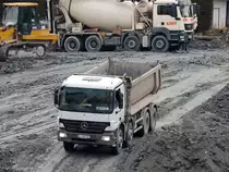 ACTROS-4141 schiebt sich rückwärts in eine Baugrube; 140117