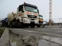 MAN TGS18.440 liefert Fertigbeton bei einer Großbaustelle an; 140117