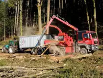 MAN TGS26-540, frißt am dazugehörigen Aufbau die Baumstämme sozusagen direkt auf, und wirft sie als Hackschnitzel zerkleinert in den bereitgestellten Anhänger; 140207