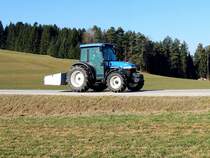 NEW-HOLLAND TN55D, bringt etwas farbliche Abwechlung in die frühlingshafte Mühlviertler Umgebung; 150318