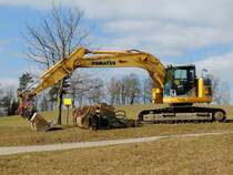 KOMATSU-GALEO steht mit ganzem Equipment bereit, um wohl das Bäumchen auszuheben; 150307